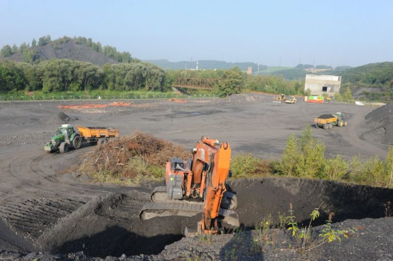 Sambreville : Une Plate Forme Industrielle Reliée à La Sambre Sur Le Site 