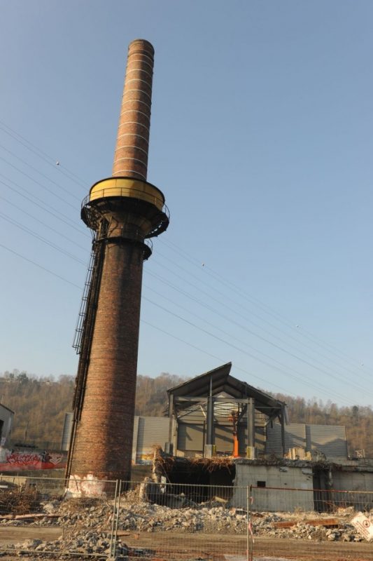 La Cheminée De L’ancienne Usine 