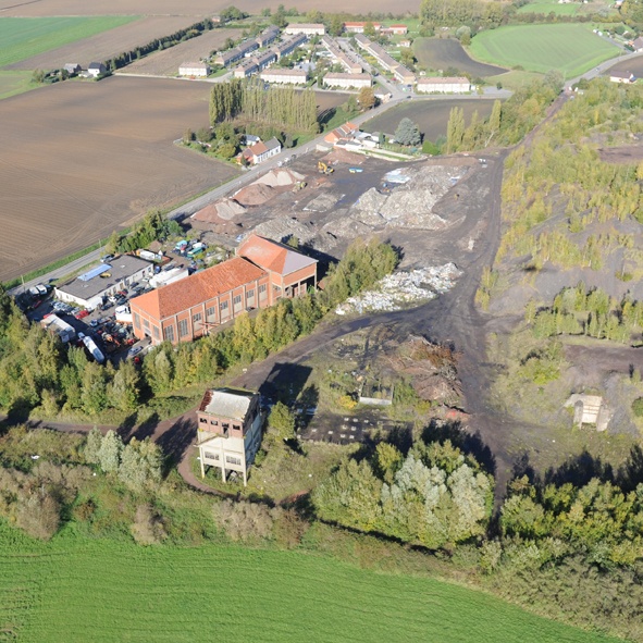 Dour : Spaque Déconstruit Les Anciens Bureaux Et Le Hall De Stockage Sur Le Site 